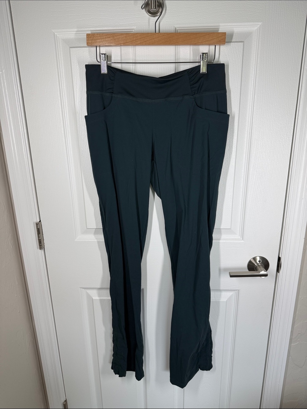 Mountain Hardwear deep forest green outdoor active gorpcore pants size medium